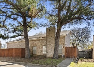 Building Photo - Adorable 2-2 in Arlington