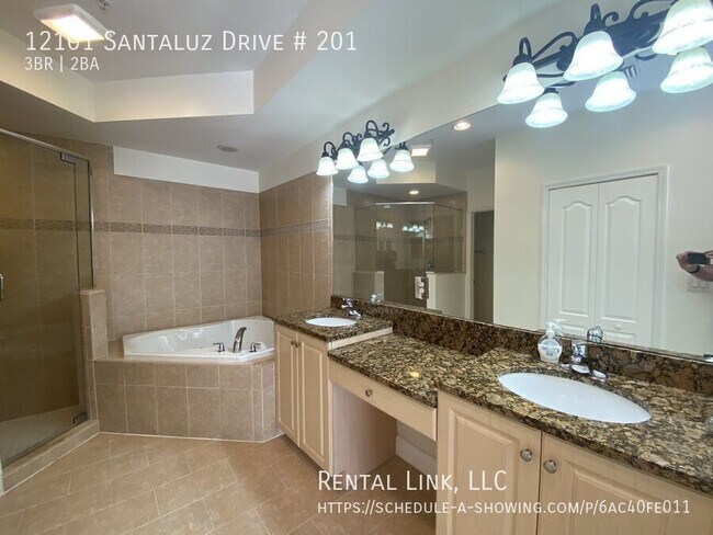 Building Photo - 12101 Santaluz Dr