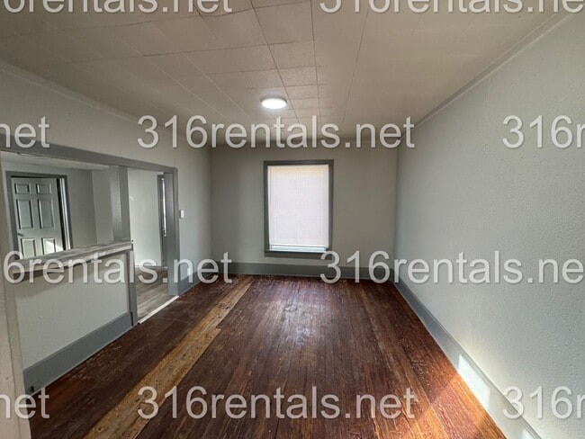 Building Photo - $1100 - 3 bed 1 bath - Single Family Home