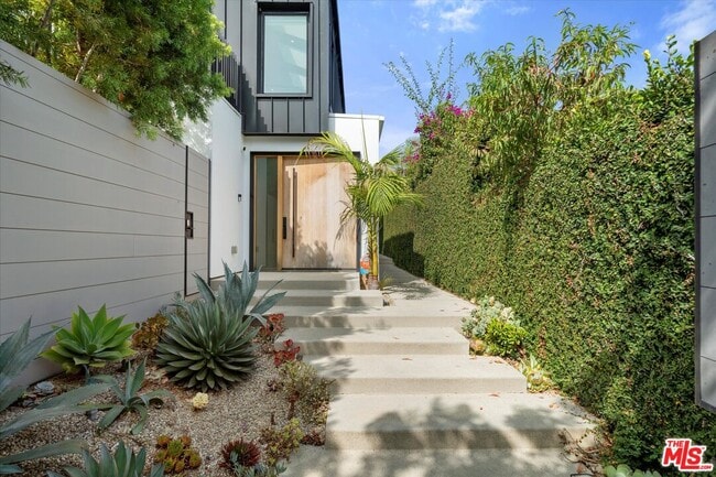 Building Photo - 627 Sunset Ave