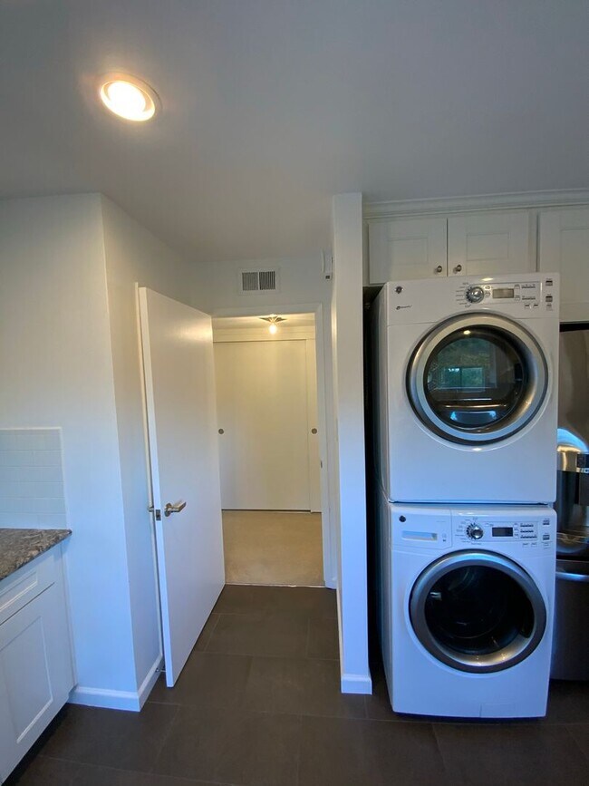 Building Photo - Elegant Remodeled 3BR Condominium in Sharon Heights