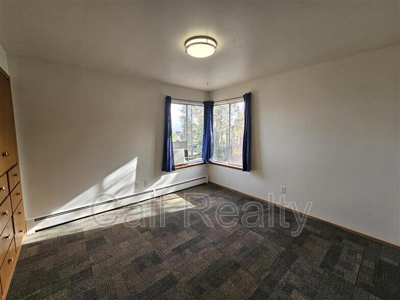 Building Photo - 904 W Lincoln Pl