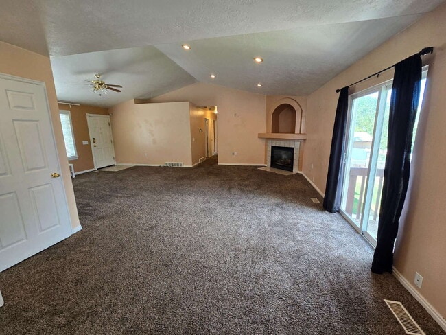 Building Photo - Spacious 5-Bedroom West Valley City Home w...