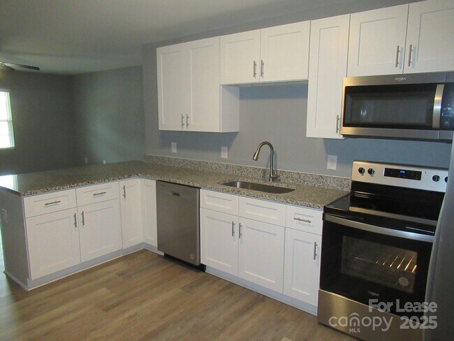 Building Photo - 143 Glen-Gar Dr