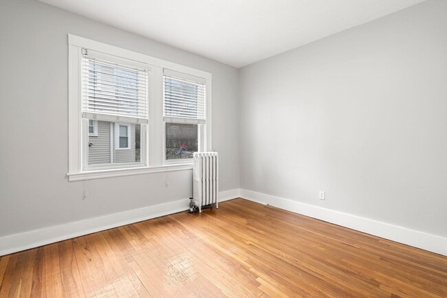 Building Photo - 9-11 Cross St