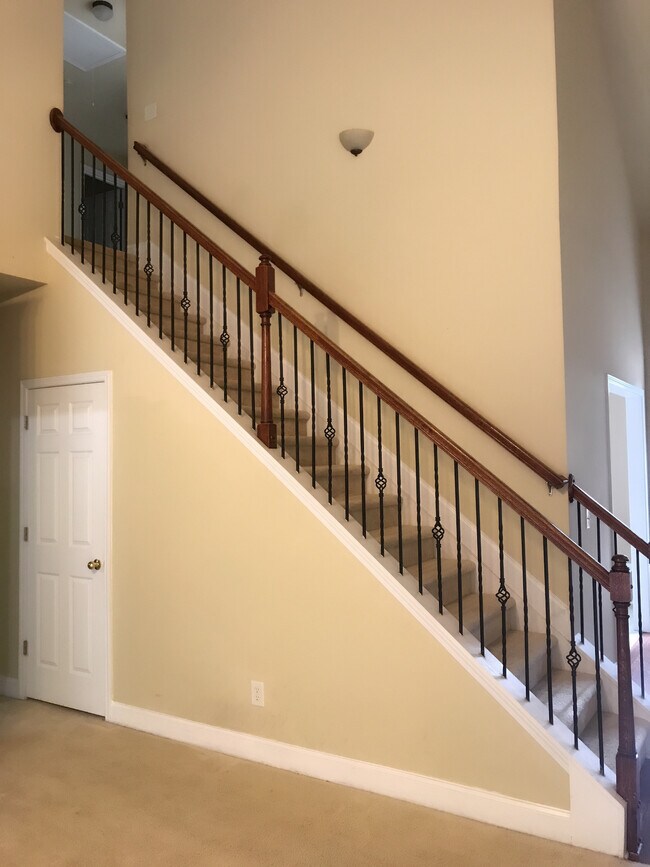 Building Photo - 535 Roland Manor Dr