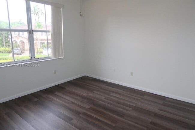 Building Photo - 185 Riverwalk Cir