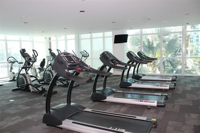 Building Photo - 1155 Brickell Bay Dr
