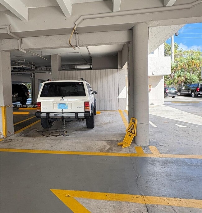 Building Photo - 2500 NE 135th St