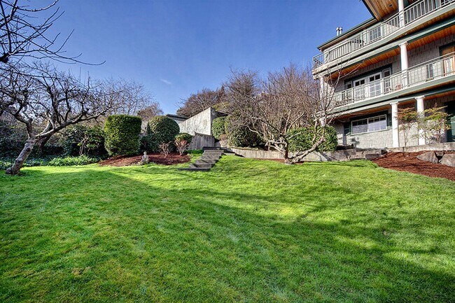 Building Photo - Queen Anne Home