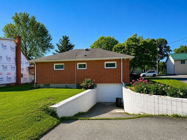 Building Photo - Charming 2 Bedroom Home in Prime Lititz Location - Attached Garage & Large Unfinished Basement