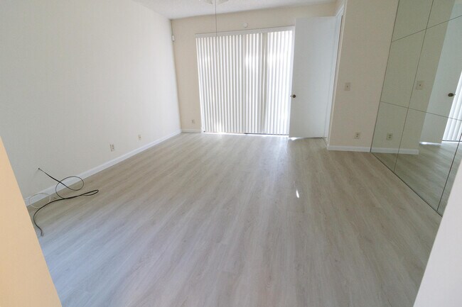 Building Photo - 8197 Royal Palm Ct