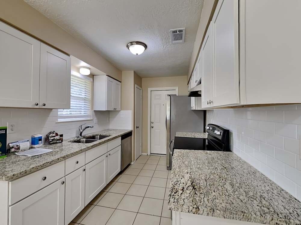 Building Photo - 22606 Meadowgate Dr