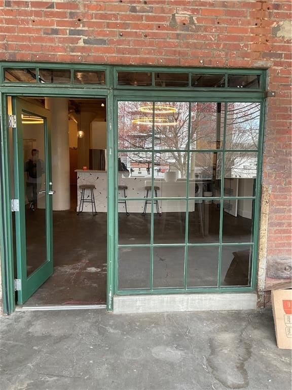 Building Photo - 881 Memorial Dr SE