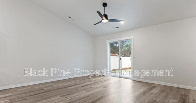 Building Photo - 3949 N Amberwood Ave