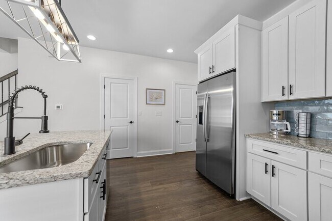 Building Photo - Salisbury Townhome w/ Garage