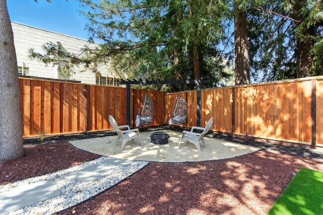 Building Photo - Refined Redwood City Living: Exquisitely R...