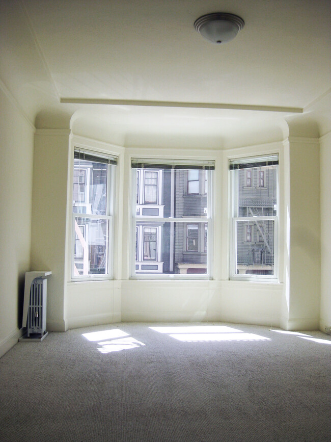 Main Room Bay Windows - Alta Pine Apartments