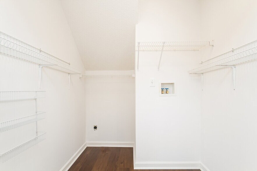 Building Photo - 105 Walton Trce S