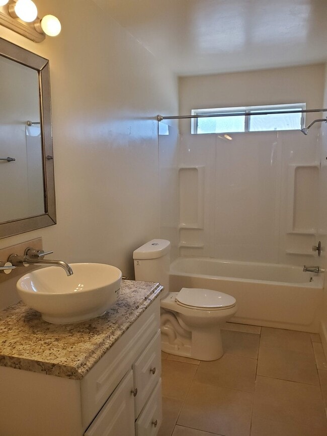 Building Photo - No HOA! North Phoenix 3 Bedroom Home with Large Yard & Garage