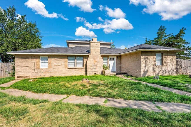 Building Photo - 5 Bedroom