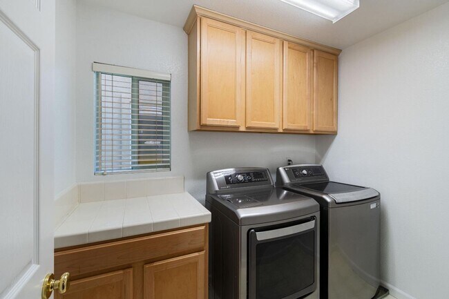Building Photo - Beautiful Four Bedroom in Folsom