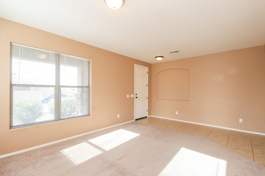 Building Photo - 6303 S 43rd Dr
