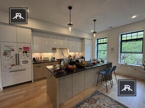 Building Photo - 3 bedroom in Brookline MA 02445