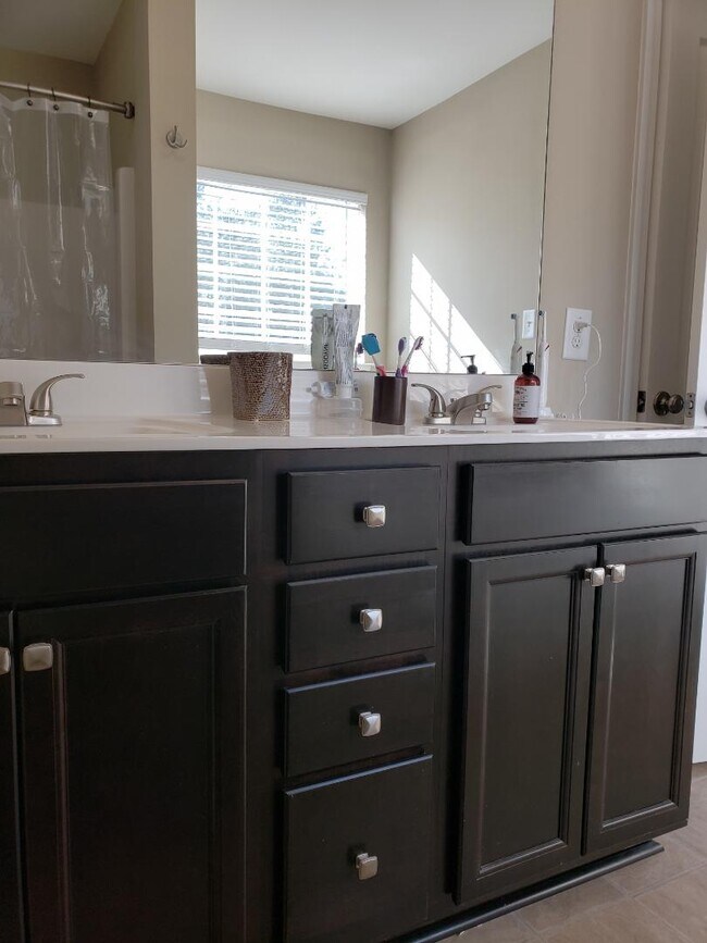 Building Photo - 211 Rainmaker St