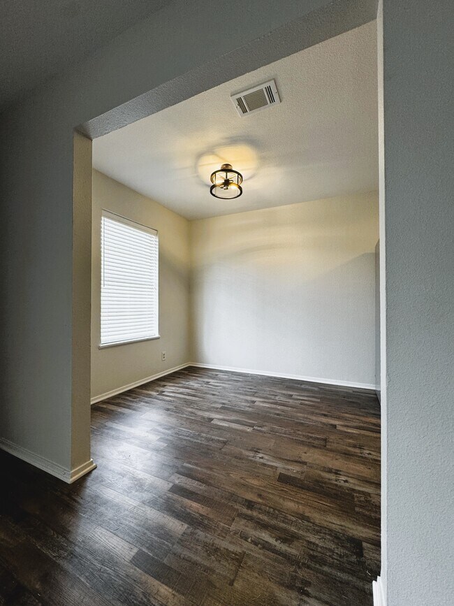 Building Photo - 714 McClenny Dr