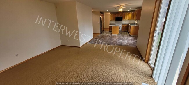 Building Photo - Spacious & Beautiful 4 bd 2.5 ba, 2 Story Battle Ground Home w/ A/C, Fireplace & so much More!