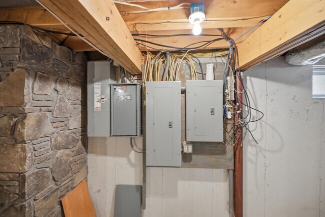 Building Photo - 564 Main St