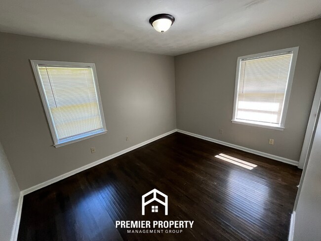 Building Photo - Spacious 4BR/2BA Home in Whitehaven | Hardwood Floors & 2-Car Garage