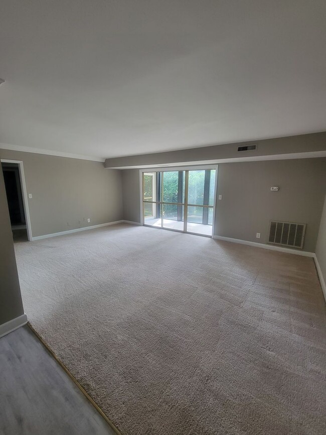 Building Photo - Lower Level 2 bedroom/1.5 bath condo