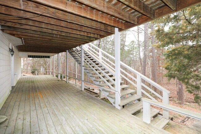 Building Photo - Beautiful 4 Bedroom, 3 Bath home. It has a 2 car garage plus a 1 car carport.  Stay warm in the w...