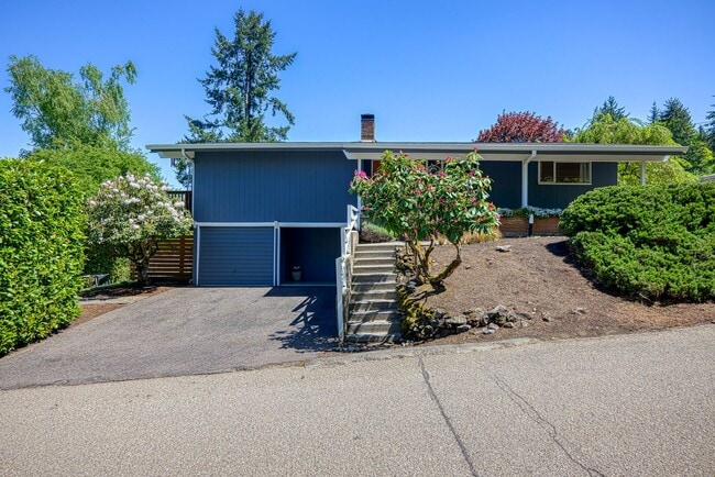 Building Photo - 4 Bed / 3 Bath in the Hallinan Neighborhood