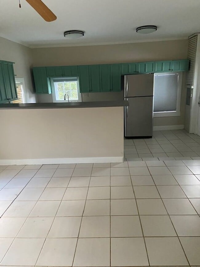 Building Photo - Beautiful 3brm, 2bath Home in Heart of Bur...