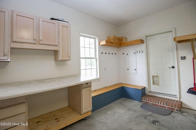 Building Photo - 102 Willow Creek Ln
