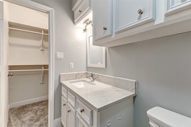 Building Photo - 1727 Cloister Dr