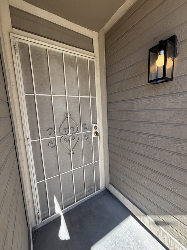 Building Photo - Downstairs 2BR/1BA—recently updated with n...