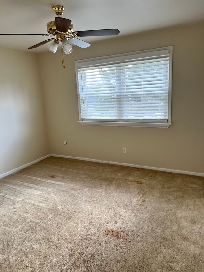 Building Photo - Recently updated Berkshire Estates Condo