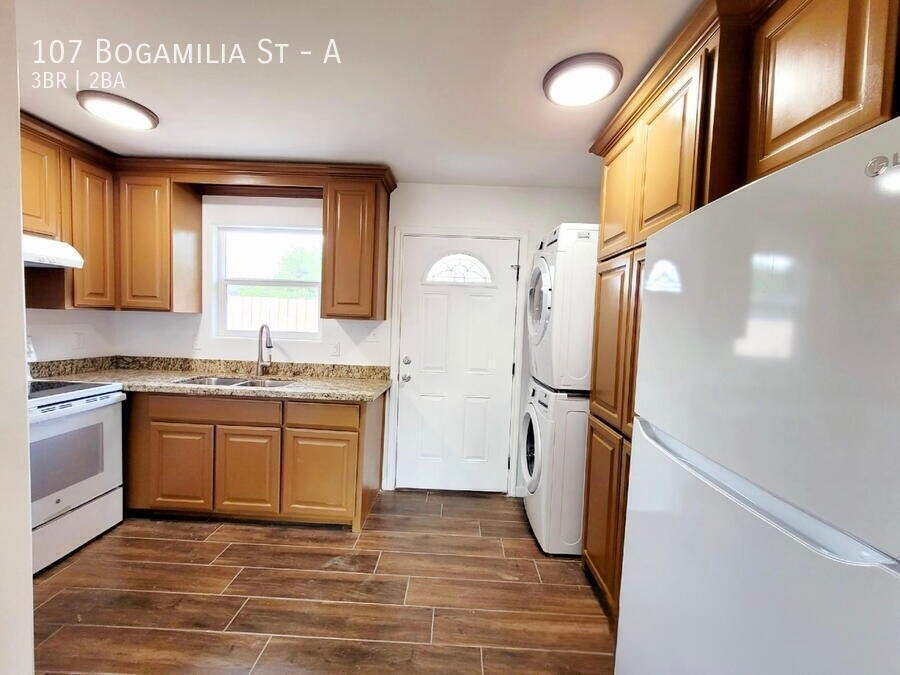 Building Photo - 107 Bogamilia