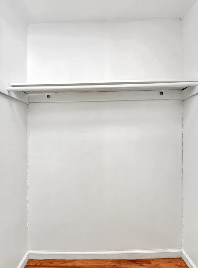 Building Photo - Renovated Apartment Available