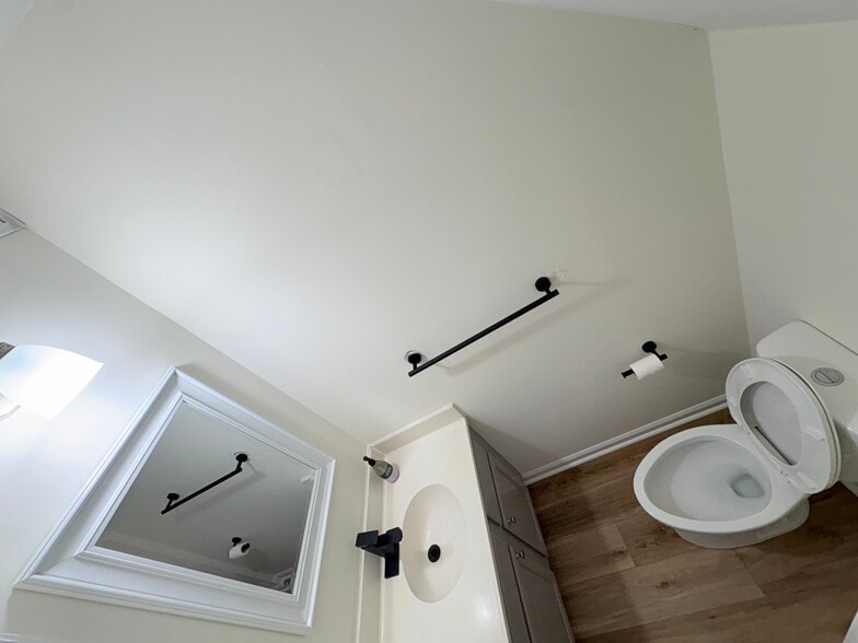 Downstairs Half Bath - 109 Chaucer Ct