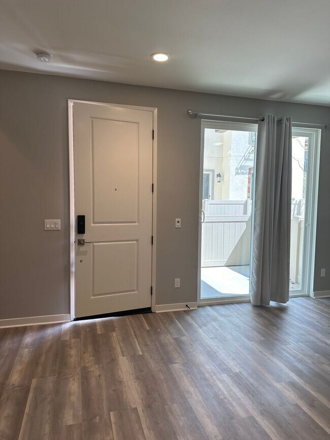 Building Photo - 2 Bed/2.5 Bath, South Temecula Townhome