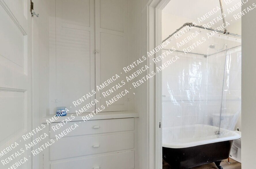 Building Photo - 826 E 6th St