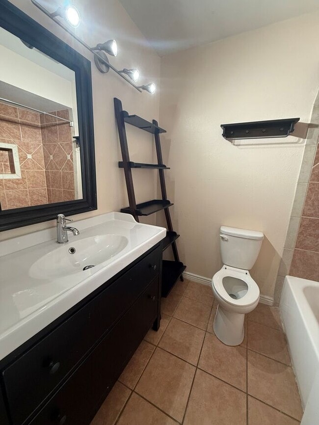 Building Photo - Townhome For Rent