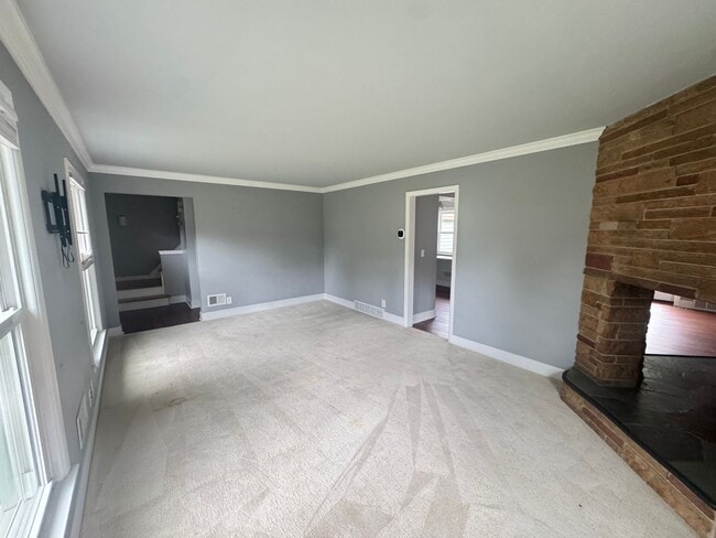 Building Photo - Adorable two story home