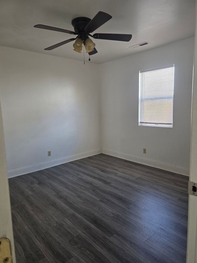 Building Photo - Little home with laundry room