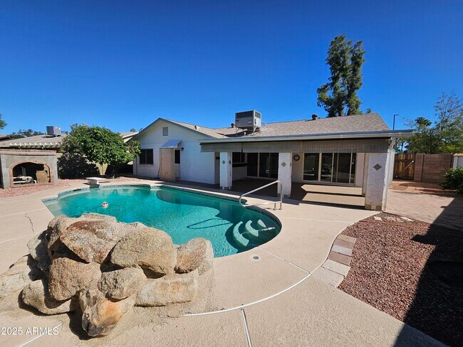 Building Photo - 2262 S Las Flores